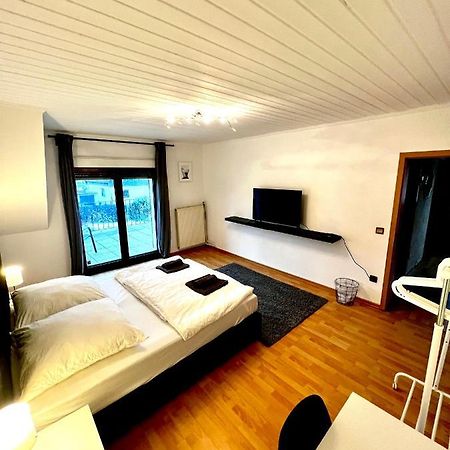 Praktisches Zimmer Im Grossen Haus Mit Garten Dusseldorf Exterior photo
